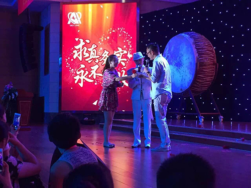 吳啟華、韓國男團Notice出席昆明至愛企業(yè)集團巨星見面演唱會