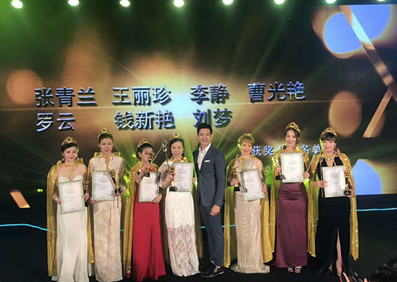 帥氣依舊的威廉王子出席“貓格格”新品發(fā)布會暨代言簽約儀式，開啟“王子與格格”之間的美好邂逅！