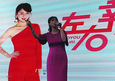香港著名演員，歌手翁虹出席武漢左右沙發(fā)活動(dòng)