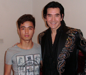 與費(fèi)翔合影