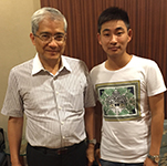 郎咸平與經(jīng)紀人李志合影