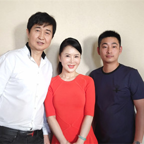 任靜、付笛聲與經(jīng)紀(jì)人李志合影